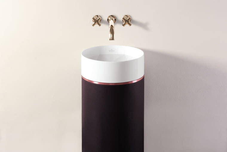 Umywalka na postumencie będzie znakomitym obiektem designerskim w łazience; wybór różnych eleganckich powierzchni kolumny Umywalka na postumencie będzie znakomitym obiektem designerskim w łazience; wybór różnych eleganckich powierzchni kolumny