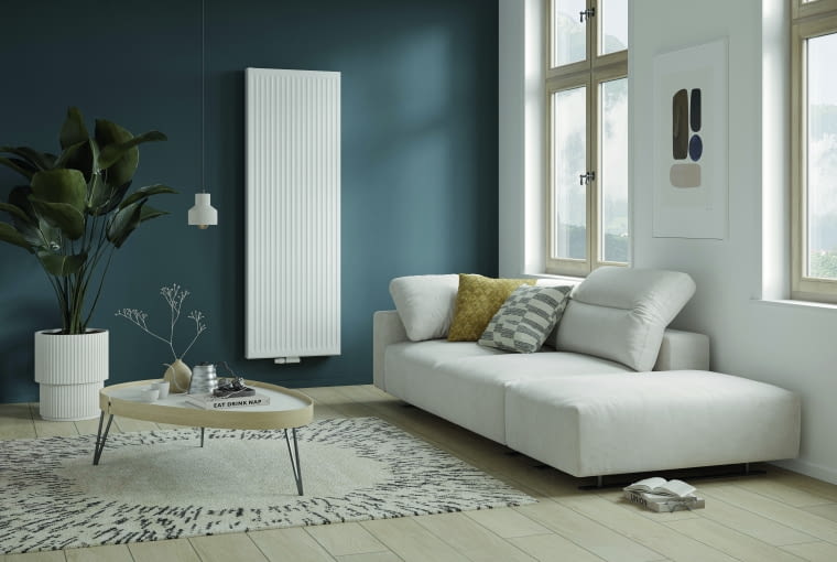 Pionowy grzejnik płytowy można z powodzeniem umieścić na wąskich i wysokich ścianach. Model jest dostępny już od szerokości 30 cm, dzięki czemu jego montaż możliwy jest również w nietypowych miejscach – np. na ścianie obok dużego przeszklenia w salonie. Zawieszenia, korek i odpowietrznik są sprzedawane w komplecie