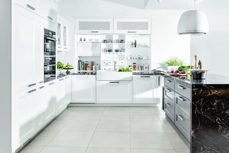 Na luksusowe wykończenie kuchni składają się nie tylko klasyczne meble, ale również szlachetne materiały, np. granit. Styl nowojorski