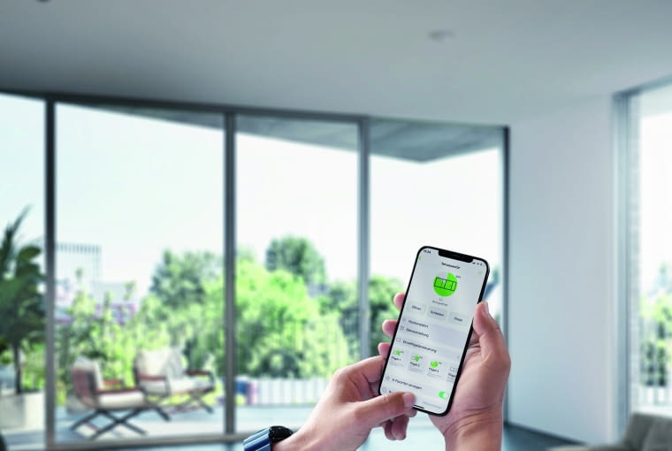 Nowoczesne domy korzystają z inteligentnego systemu sterowania, za pomocą którego możemy zdalnie sterować między innymi oknami, bramami i roletami