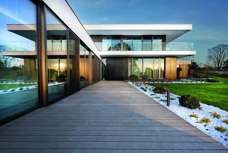 Duże przeszklenia kuszą swoim nowoczesnym designem   i z roku na rok zdobywają coraz szersze grono zwolenników.  Dlatego architekci są pewni, że trend na wielkie okna i drzwi  tarasowe będzie się dalej rozwijał i umacniał