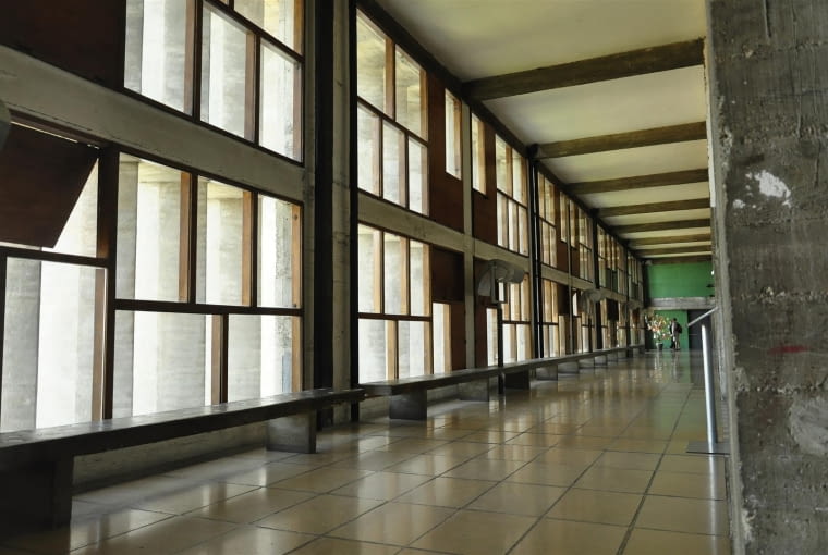 Jednostka Marsylska, proj. Le Corbusier - galeria handlowa - jasna, przestronna aleja, miła odmiana od ciemnych "ulic wewnętrznych". Część lokali użytkowych nadal funkcjonuje.