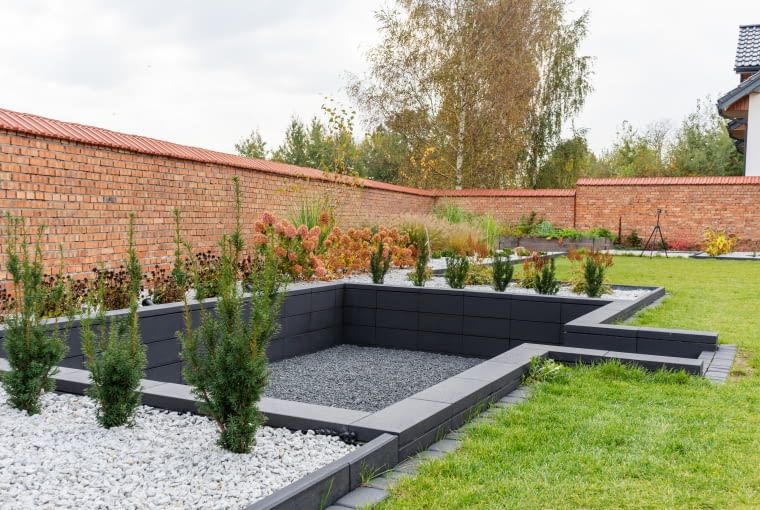 Bloczki i daszki ROMA Horizon w kolorze grafitowym. Bloczki i daszki ROMA Horizon w kolorze grafitowym.