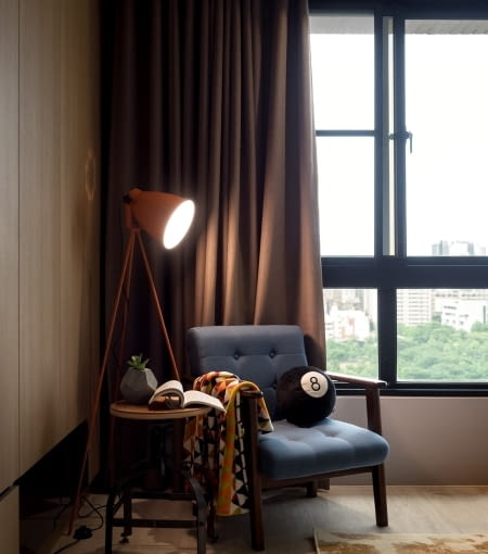 Mieszkanie w Kaohsiung - fotel w głównej sypialni. mieszkanie, oryginalne mieszkanie, jak urządzić mieszkanie, ciekawe mieszkanie, zdjęcia mieszkań