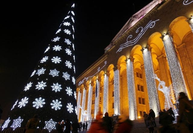 Gruzja: Choinka przez Parlamentem w Tbilisi Parliament building is decorated with Christmas tree in Tbilisi December 6, 2009. REUTERS/David Mdzinarishvili(GEORGIA RELIGION SOCIETY)