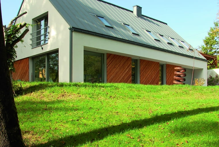 Minimalizm, prostota bryły i funkcjonalność  sprawiają, że dom na wzór wiejskiej stodoły staje się  wyborem wielu świadomych inwestorów szukających  harmonii między estetyką a komfortem życia dzięki  dzięki jednoczesnym  wykorzystaniu nowoczesnych  materiałów oraz technologii