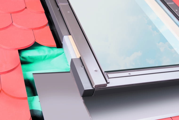 Opaska docieplająca z pianki polietylenowej redukuje mostki cieplne na połączeniu okna z konstrukcją dachu Opaska docieplająca z pianki polietylenowej redukuje mostki cieplne na połączeniu okna z konstrukcją dachu