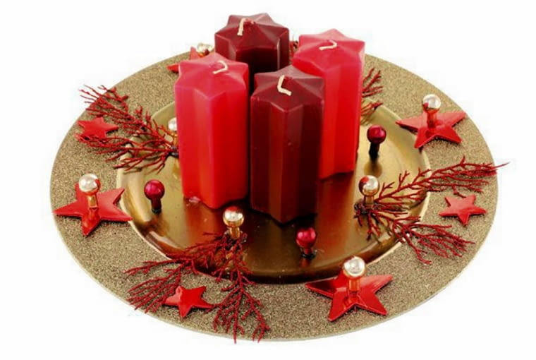 Ozdoby adwentowe. Wieniec - symboliczna dekoracja na ozdobnym talerzu
