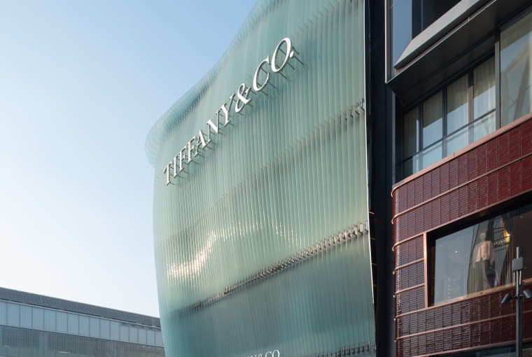Flagowy sklep Tiffany & Co. w Pekinie z fasadą projektu MVRDV