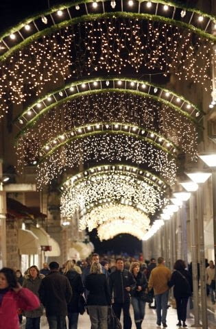 Chorwacja: Split People walk past Christmas lights in the Adriatic City of Split,December 12,2009. REUTERS/Matko Biljak (CROATIA - Tags: SOCIETY RELIGION)