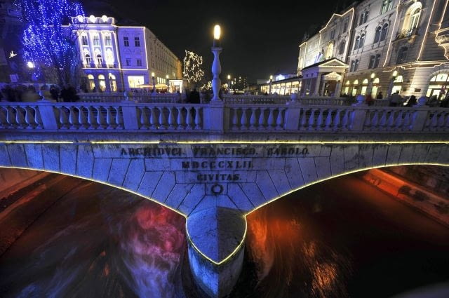 Słowenia: Świąteczne dekoracje na moście w Lublanie The Three Bridges are illuminated with Christmas decorations in Ljubljana December 9, 2009. REUTERS/Srdjan Zivulovic (SLOVENIA SOCIETY)
