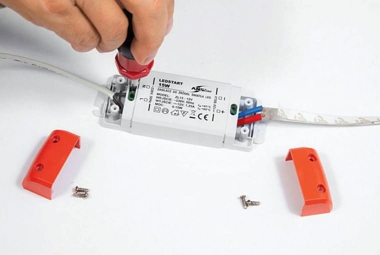 16.05.2012 WARSZAWA SESJA ZROB TO SAM KROK PO KROKU NA ZDJECIU WNETRZE NAPRAWA USZKODZONEGO GNIAZDKA SIECIOWEGO PODTYNKOWEGO STYLIZACJA -------------- DLA CZASOPISMA CZTERY KATY FOT. TATA STUDIO / TEL 0501255063 SLOWA KLUCZOWE: ZROB TO SAM