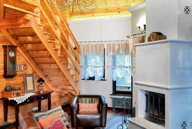 Salon z kominkiem w drewnie Salon z kominkiem w drewnie