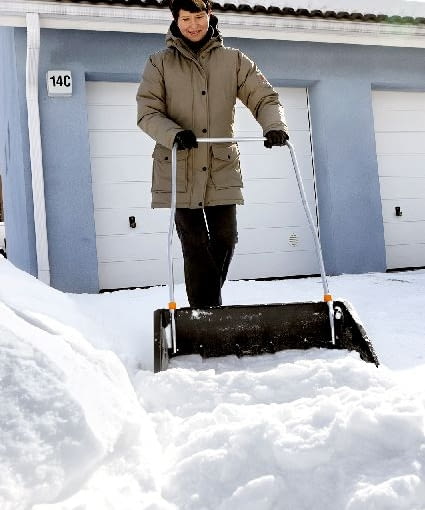 Szeroki ręczny pług przydaje się do odśnieżania podjazdów Szeroki ręczny pług przydaje się do odśnieżania podjazdów