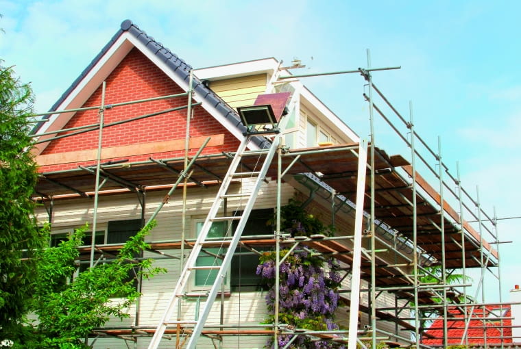 Nie musimy ograniczać się jedynie do systemu ETICS. W przypadku starego domu często dobrym rozwiązaniem jest stosowanie kilku metod, co może uatrakcyjnić wygląd elewacji Nie musimy ograniczać się jedynie do systemu ETICS. W przypadku starego domu często dobrym rozwiązaniem jest stosowanie kilku metod, co może uatrakcyjnić wygląd elewacji