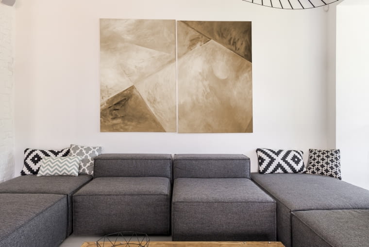 Drewniany blat na metalowej podstawie sofa i stolik