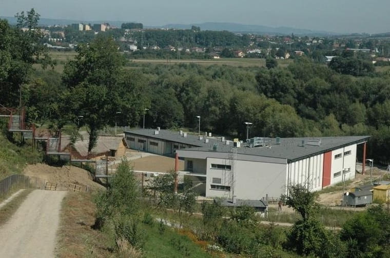 MAKABRYŁA: Skansen archeologiczny "Karpacka Troja" w Trzcinicy, Zespół Usług Projektowych i Wykonawczych inż. Wacława Krzanowskiego w Krośnie. Celem projektu było stworzenie nowej atrakcji kulturalnej i turystycznej województwa podkarpackiego oraz ochronę europejskiego dziedzictwa kulturowego. W rzeczywistości powstał budynek, który nie podkreśla walorów przyrodniczych ani nie nawiązuje w żaden sposób do swojej funkcji. MAKABRYŁA: Skansen archeologiczny "Karpacka Troja" w Trzcinicy, Zespół Usług Projektowych i Wykonawczych inż. Wacława Krzanowskiego w Krośnie