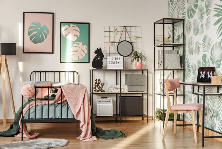 Czarne elementy wyposażenia w pokoju dziecka