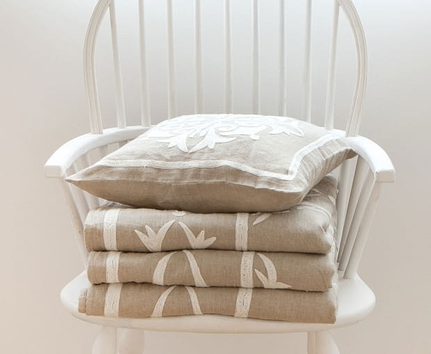 Zara Home - haftowana narzuta: 999 zł; poduszka: 159 zł. zara home, nowości, wiosenne dodatki we wnętrzach, 2014, trendy, dodatki, wnętrzarskie dodatki, akcesoria