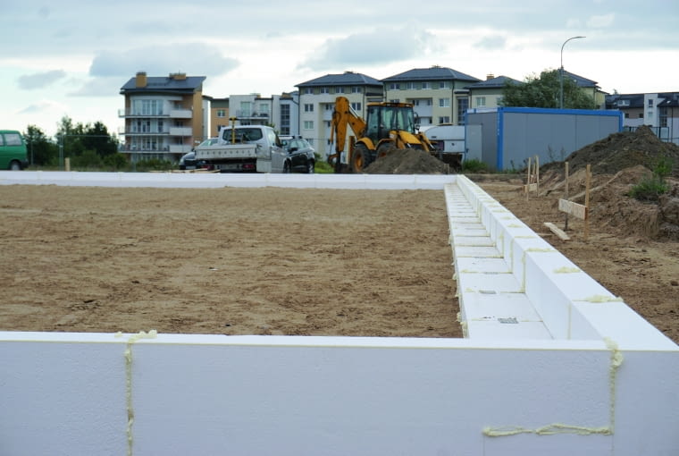 Skuteczność fundamentów energooszczędnych w dużej mierze zależy od zastosowanych materiałów izolacyjnych