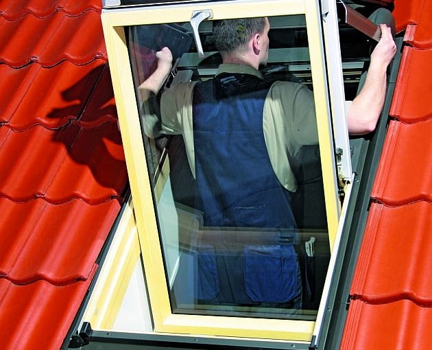 Razem z oknem warto zamontować roletę zewnętrzną montaż okna dachowego, okna dachowe