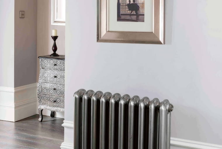 Plain/TERMA | Wymiary [mm]: szer. 278-1426 (1-17 żeberek), wys. 460-720 | materiał: żeliwo | moc 259-2108 W | maks. temp.: 95oC | wysokiej próby odlew żeliwny oraz doskonałe wykończenie ręczne.Cena: 370-950 zł (żeberko), www.termaheat.pl