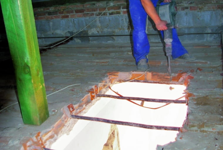 Wykonanie w stropie otworu na schody na poddasze wymaga pozwolenia na budowę Adaptacja poddasza