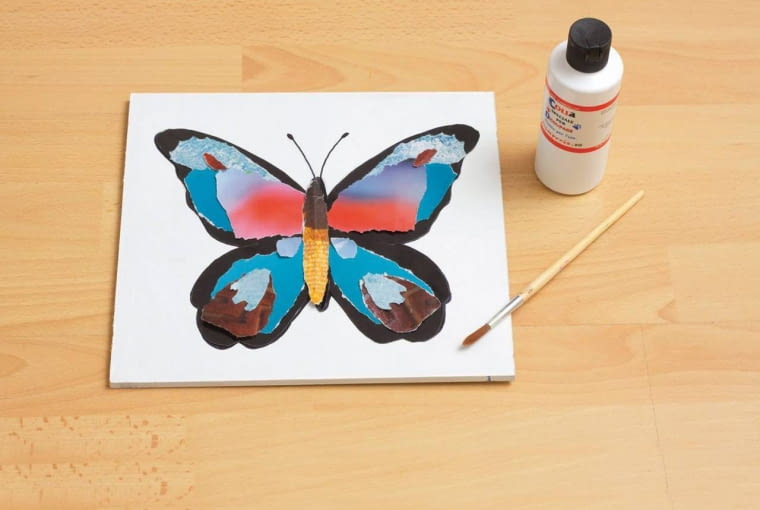 WNETRZA , DEKORACJE Z PAPIERU - ODNOWIENIE ZNISZCZONYCH MEBLI - KRZESEL , WYKONANIE KROK PO KROKU STYLIZACJA KINGA KOLARY - SKOMRO FOT. RADOSLAW WOJNAR PUBLIKACJA CZTERY KATY NR 12 (218) - 12 2009 SLOWA KLUCZOWE: WNETRZE DEKORACJA KONSERWACJA - RENOWACJA MEBEL