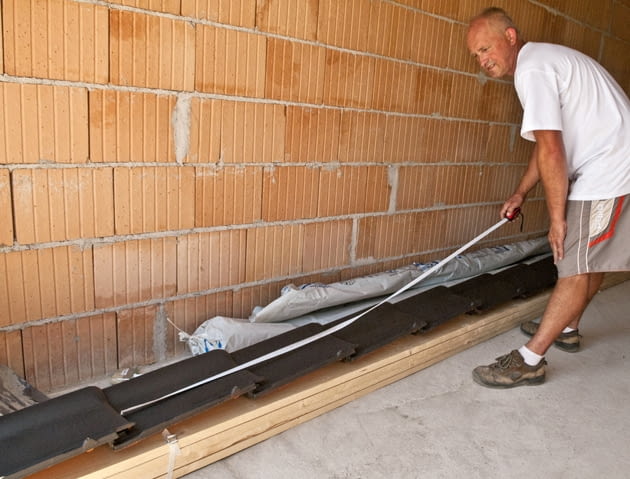 Ustalanie rozstawu łat na budowie dach, układanie dachówek, łaty na dachu