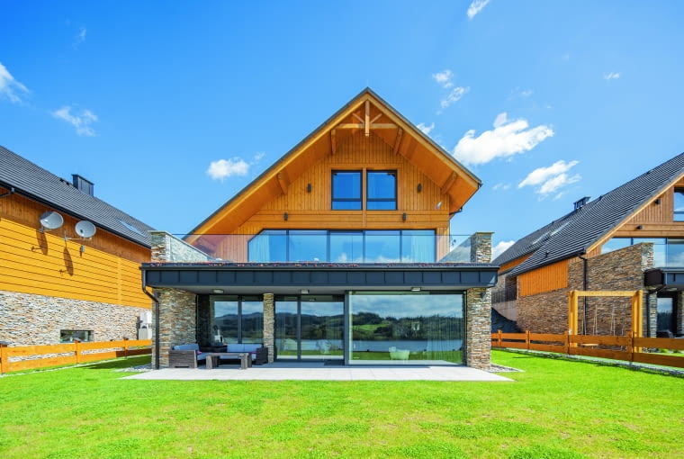 Współczesna architektura coraz częściej sięga po rozwiązania, które łączą estetykę z funkcjonalnością. Jednym z takich elementów są duże przeszklenia w domu Współczesna architektura coraz częściej sięga po rozwiązania, które łączą estetykę z funkcjonalnością. Jednym z takich elementów są duże przeszklenia w domu