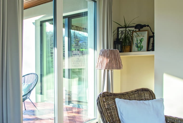 OKNA Z PVC mogą być jednolicie białe bądź barwione w masie i jedno- lub dwustronnie okleinowane OKNA Z PVC