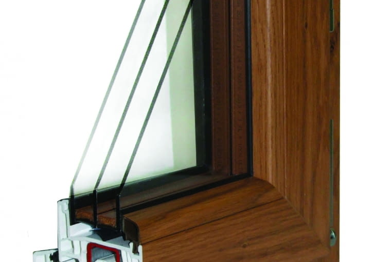 Propozycja 2. System: NorskStil, sześciokomorowe profile Gealan 7000IQ PLUS klasy A; Uf = 1,0 W/(m2K); trzy uszczelki Kolor: drewnopodobny jednostronny Pakiet szybowy: dwukomorowy; Ug = 0,5 W/(m2K); Lt = 74%; okucia Winkhaus, ukryte zawiasy Select, drzwi balkonowe z okuciami Comfort zapewniającymi bezpieczne wietrzenie wnętrz; Uw = 0,76-0,94 W/(m2K) Cena: 9445 zł