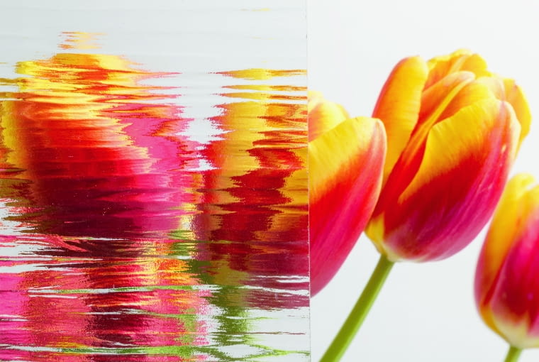 Możliwość zastosowania w oknach szyb o wyraźnie zaznaczonej strukturze zwiększa estetykę okna, a także podnosi poczucie prywatności, rozpraszając widok przez szybę