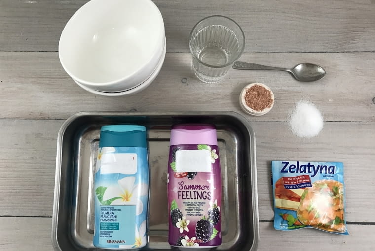 Przygotuj: dwa mydła w płynie, dwie łyżki soli, trzy paczki żelatyny, dwie miseczki, puder do ciała z drobinkami (opcjonalnie) i blaszkę do pieczenia. Jak zrobić gumowe mydło?
