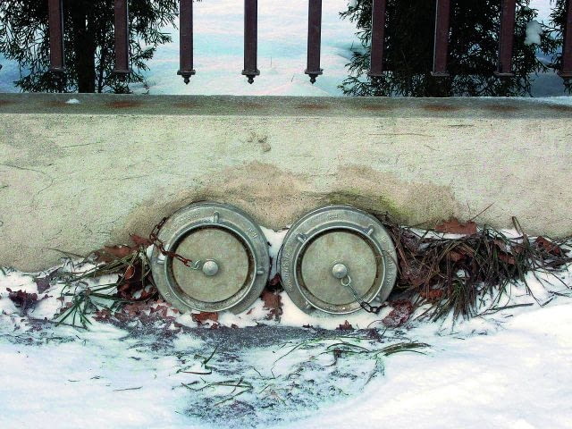 08.01.2003 WARSZAWA - ELEMENTY BUDOWLANE FOT. JERZY GUMOWSKI / AGENCJA GAZETA RURY OD SZAMBA PUBLIKACJA LADNY DOM NR 3 ( 53) - 3.2003 PUBLIKACJA LADNY DOM NR 1 (63) - 1.2004
