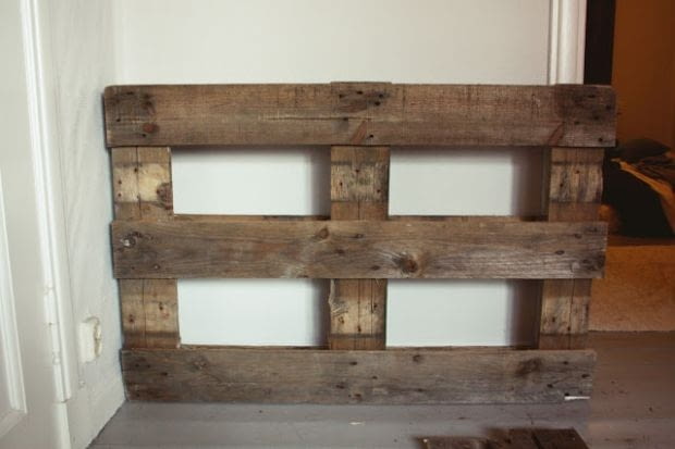 DIY - biurko z palety. Krok 1. Oddzielmy od palety dwie węższe deseczki. biurko z palety, meble z palet, jak zrobić meble z palety