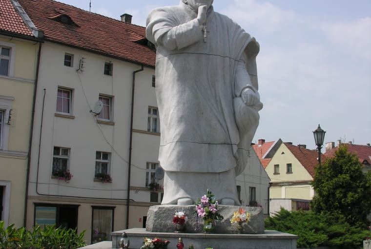 Zamyślony, pomnik papieża ze Świebodzic Papież zamyślony. Świebodzice