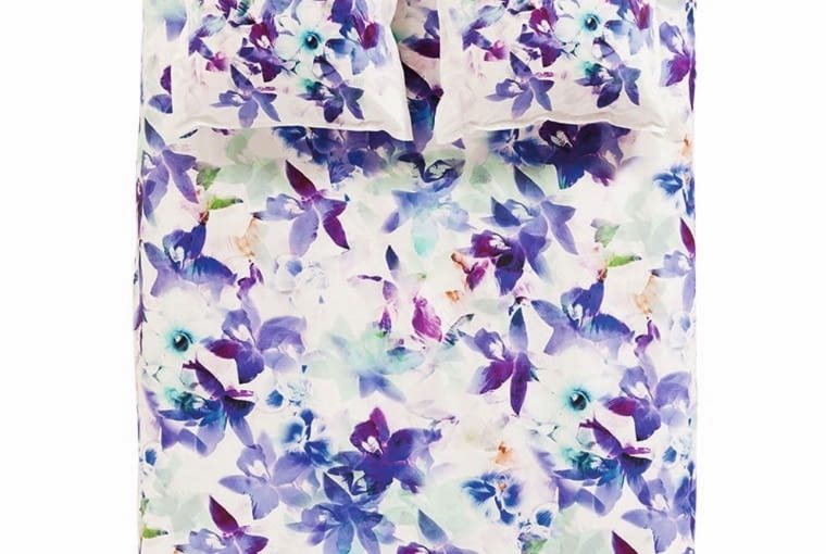 Carre Blanc Piękna pościel z kol. Ametis, z bawełny perkalowej, malowana w fioletowe, cieniowane kwiaty. Druga strona gładka, w kolorze modnej mięty. Wym. 200 x 200 cm; 50 x 70 cm lub 65 x 65 cm, carreblanc.pl, 580 zł (cena kołdry i poduszki, można kupować oddzielnie)