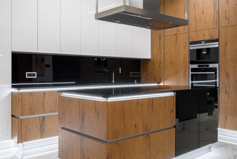 Biel, drewno i marmur - elegancki apartament