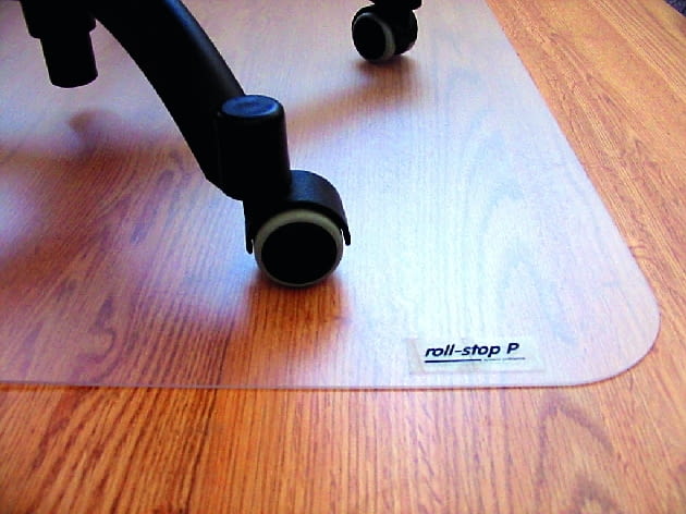 Mata ochronna pod krzesło na kółkach kosztuje od 45 zł. naprawa paneli