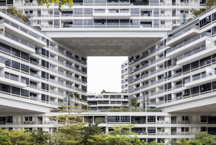 Interlace: apartamentowiec w Singapurze zaprojektowany przez OMA i Ole Sheerena. Wertykalna wioska złożona z 31 bloków poukładanych na sobie niczym klocki wokół zielonych dziedzińców.