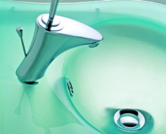 Umywalka z barwionego szkła