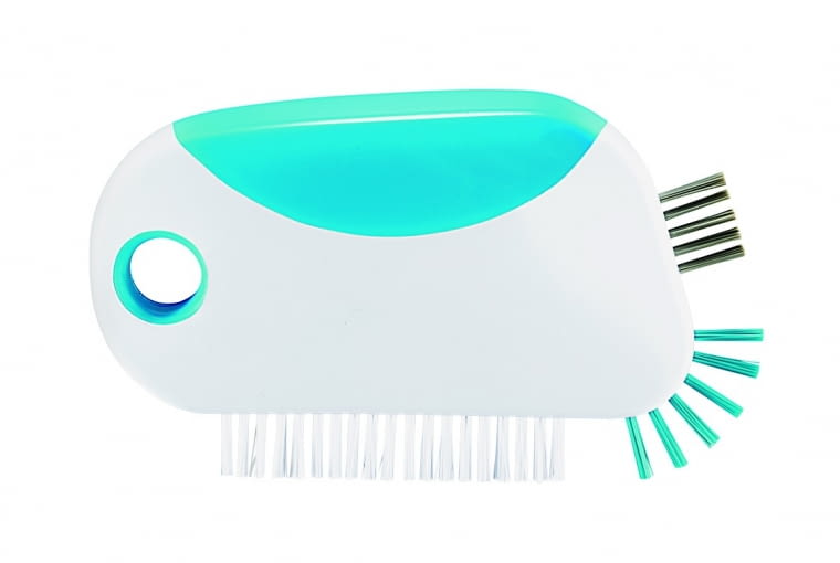 Na błysk. Polerowanie czas zacząć. Oprócz mopów przydadzą się szczotki do fug, ściereczki do czyszczenia stali i najróżniejsze gadżety do pucowania imbryków i karafek. Do lakierowanych mebli najlepiej używać gąbki zwilżonej wodą lub past na bazie pszczelego wosku. Żeby nadać kafelkom połysk, przetrzyj je połówką cytryny, a potem spłucz ciepłą wodą. Albo wypoleruj irchą czy bawełnianą ściereczką zwilżoną amoniakiem.