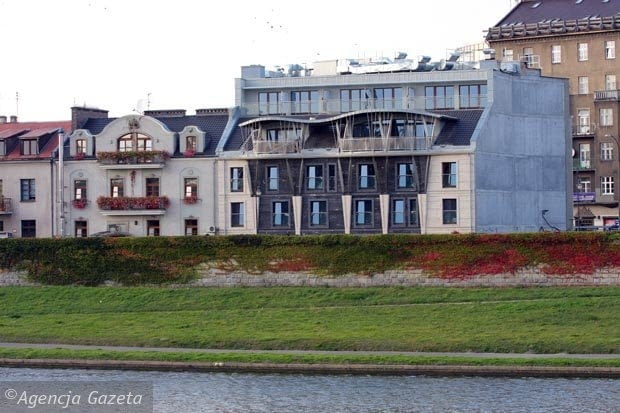 MAKABRYŁA: Hotel Niebieski, Kraków, Studio S - Biuro Architektoniczne. Budynek o motywie fali jest już szerzej znany. Wcześniej nominowano go do krakowskiej ArchiSzopy, jednak bez większych sukcesów. Być może w naszym plebiscycie będzie miał więcej szczęścia. 01.10.2009 KRAKOW , UL FLISACKA , HOTEL NIEBIESKI NOMINOWANY DO ARCHISZOPY , FOT. MATEUSZ SKWARCZEK / AGENCJA GAZETA