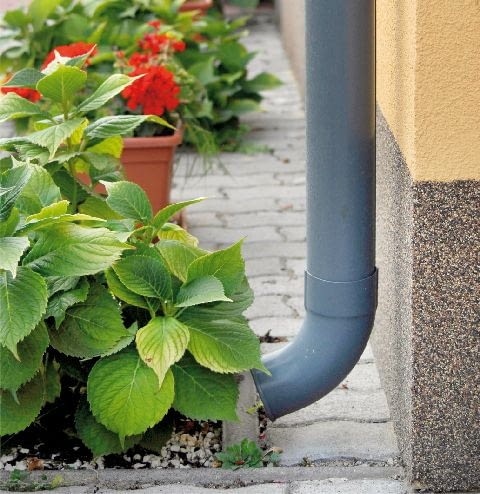 Zgodnie z przepisami deszczówkę można odprowadzać do kanalizacji deszczowej lub ogólnospławnej deszczówka,odprowadzanie wody deszczowej