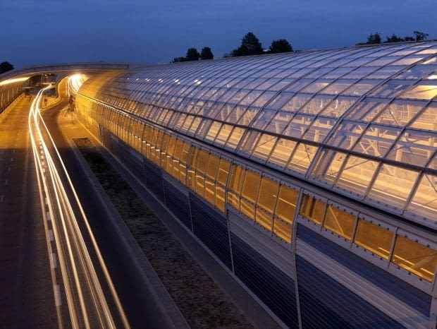 Szklane tunele na trasie AK