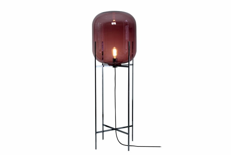 kameralny nastrój Oda Big przypomina podświetlony balon, który za chwilę wzniesie się w powietrze. Zainspirowana została jednak architekturą wież wodnych. Wys. 140 cm, proj. Sebastian Herkner. 6768 zł, Pulpo/Moma Studio