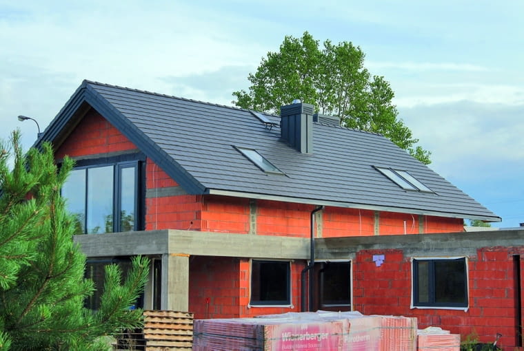 Kwadratowe rynny pasują do płaskich dachówek.