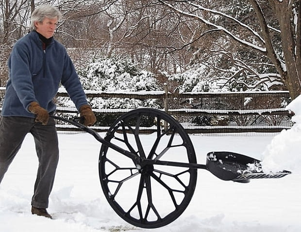Wovel - gadżet ułatwiający odśnieżanie wovel, odśnieżanie, jak łatwo odśnieżać, łopata z kołem do odśnieżania