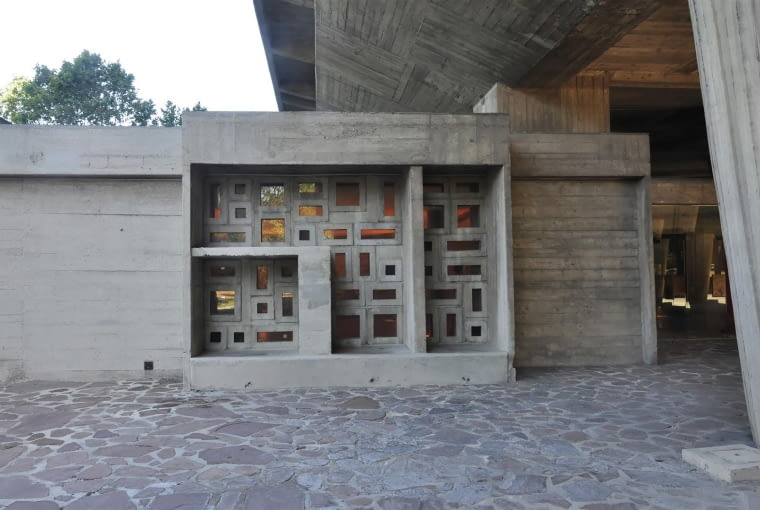 Jednostka Marsylska, proj. le Corbusier - detale na wejściu do foyer ze wschodniej strony budynku